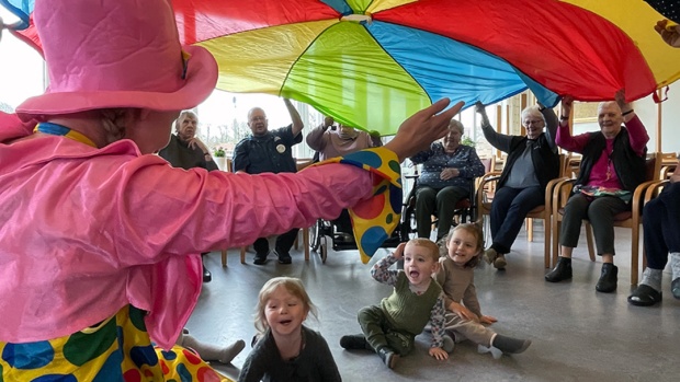 Glæden hos børn og beboere er ikke til at tage fejl af. Foto Holstebro Kommune