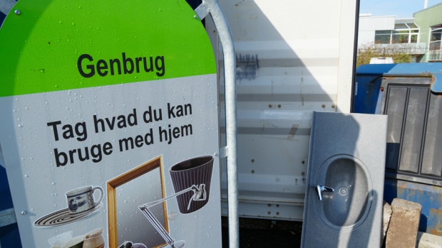 Medarbejderne fra Nomi4s står klar med kage, kaffe og snak i