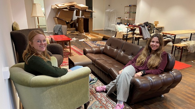 Projektlederne Katrine Dahl Andersen og Frederikke Buch Østeraa er i fuld gang med at indrette Studenterhuset Holstebro.