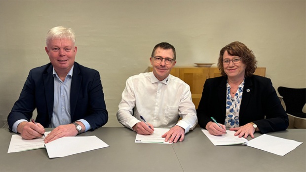 Aftalen underskrives af f.v. Jens Kristian Hedegaard, Niels Hybholt og Lene Dybdal.